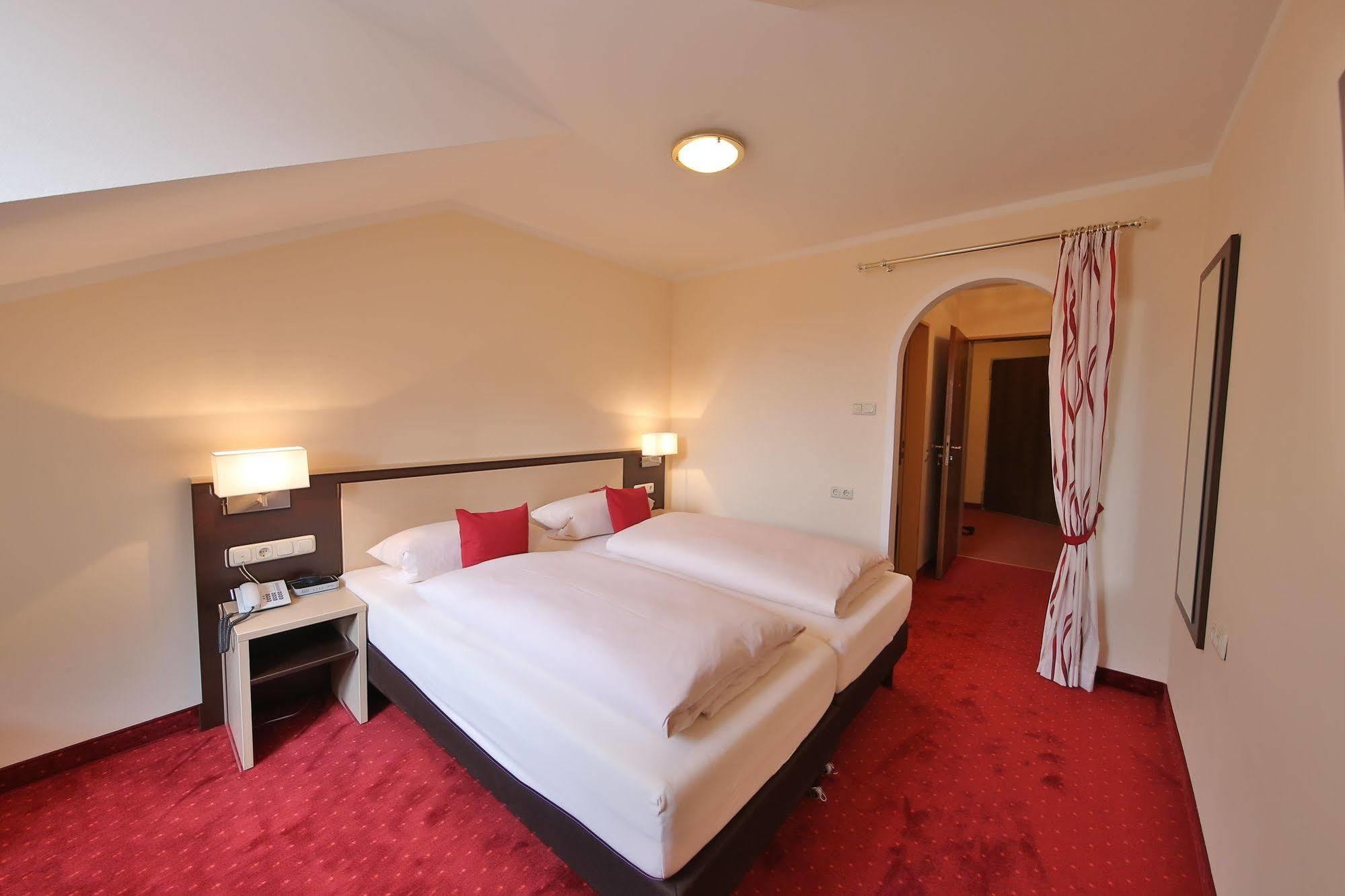 Hotel Bockmaier Oberpframmern Ngoại thất bức ảnh